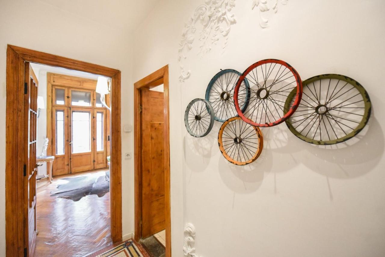 Vintage Elegance, Modern Comfort: 1br Overlooking Calea Victoriei Bucarest