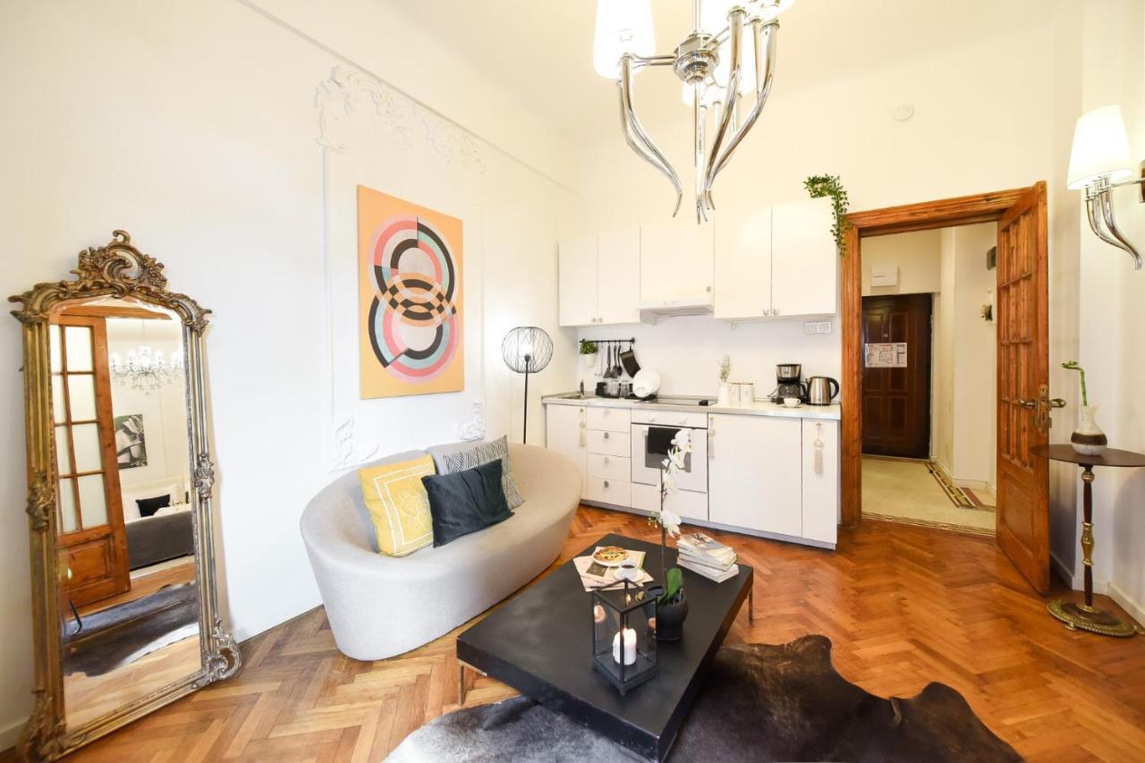 Vintage Elegance, Modern Comfort: 1br Overlooking Calea Victoriei Appartamento *