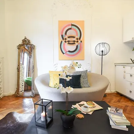 Vintage Elegance, Modern Comfort: 1Br Apartment Overlooking Calea Victoriei Bucharest Exterior photo