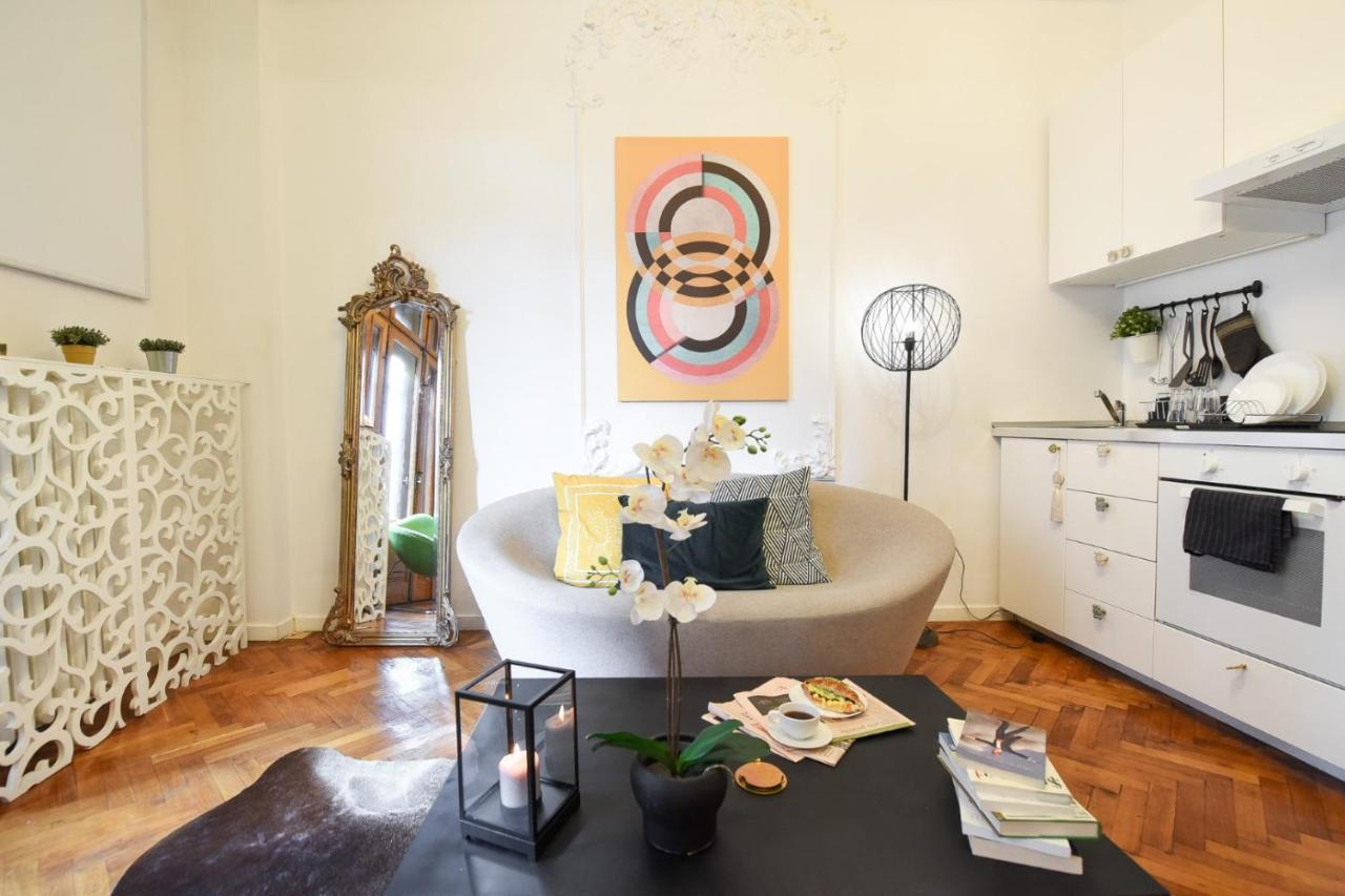 Vintage Elegance, Modern Comfort: 1br Overlooking Calea Victoriei